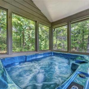mountain Charm 3 Bedrooms Sleeps 6 Private Wood Fireplace Pool table