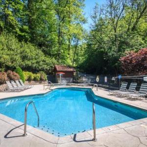 Bear Slide 4 Bedrooms Sleeps 10 Pool Access mountain View Hot tub Tennessee
