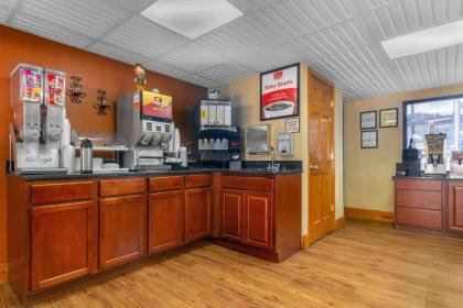 Econo Lodge Inn & Suites at the Convention Center - image 3