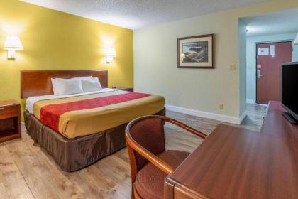 Econo Lodge Inn & Suites on the River - image 3