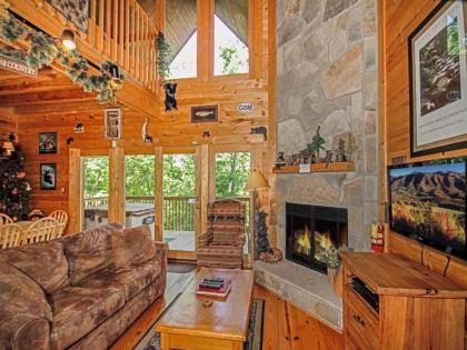 Bear Country Cabin 2 Bedrooms Sleeps 6 Private Foosball Hot Tub - image 1