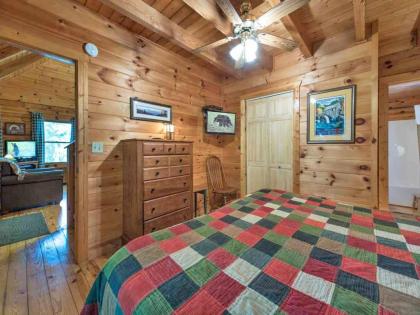 Bear's Den 2 Bedrooms Jetted Tub King Beds Hot Tub WiFi Sleeps 6 - image 9