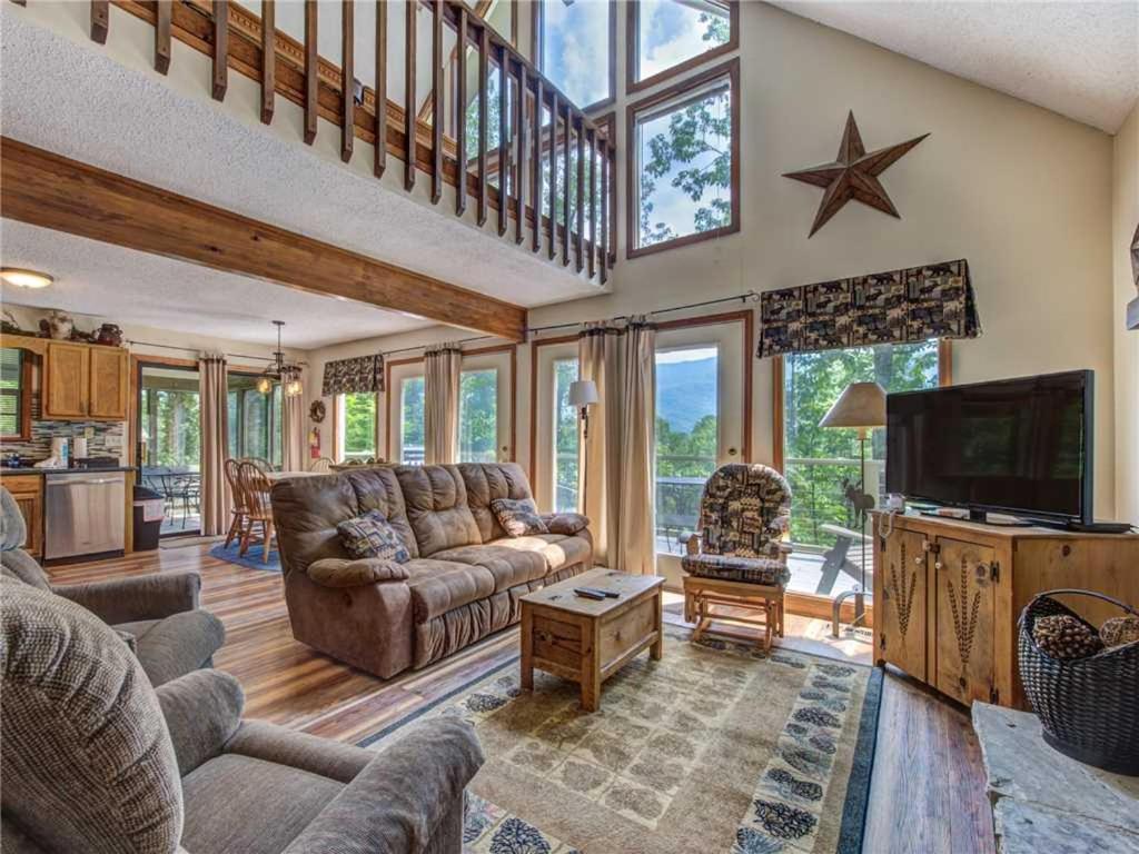 Mountain Charm 3 Bedrooms Sleeps 6 Private Wood Fireplace Pool Table - main image
