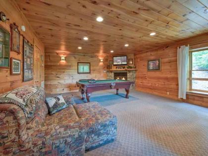 Cozy Bear Lodge 3 Bedrooms Sleeps 12 Near Downtown Private Hot Tub - image 17