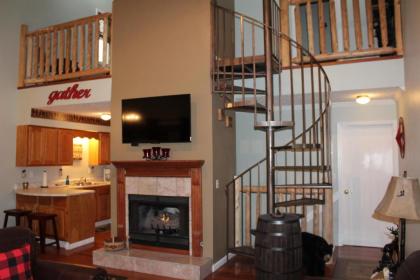Spacious Downtown Condo Walking distance to Downtown Gatlinburg Sleeps 6 guests - image 2