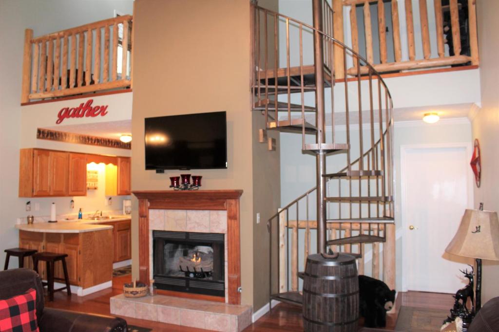 Spacious Downtown Condo Walking distance to Downtown Gatlinburg Sleeps 6 guests - image 3