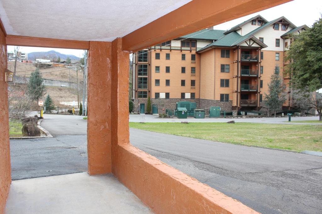 Spacious Downtown Condo Walking distance to Downtown Gatlinburg Sleeps 6 guests - image 4