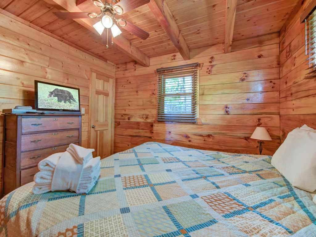 Dreamweaver 2 Bedrooms Sleeps 5 Hot Tub Mountain View Grill WiFi - image 2