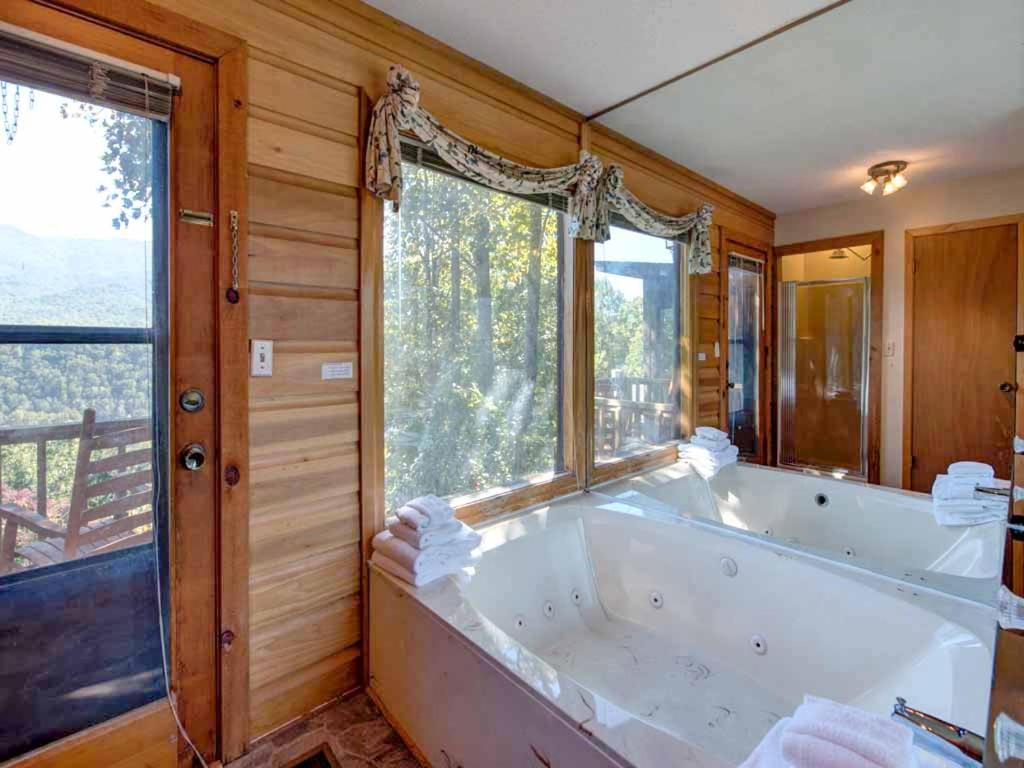 Woodshed 2 Bedrooms Sleeps 5 Mountain View Jetted Tub Pool Access - image 2