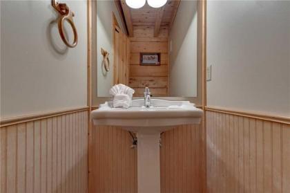 Big Bear 2 5 Bedrooms Pool Access Hot Tub Fireplace WiFi Sleeps 16 - image 14