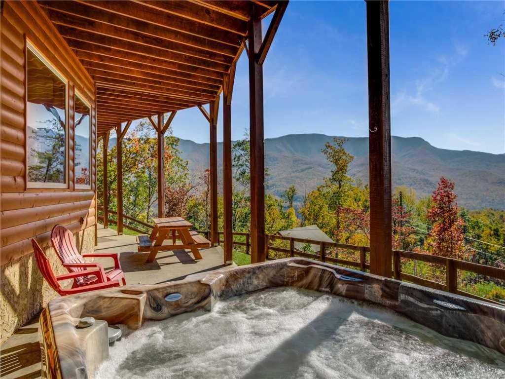 Eagles View 4 Bedroom Mountain View Hot Tub Pool Access Sleeps 11 - image 2