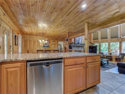 The Moose is Loose 4 Bedrooms Mountain View Hot Tub Sleeps 10 - image 12