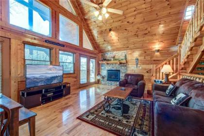 Hemlock manor 3 Bedrooms Sleeps 10 WiFi Game Room Hot tub Fireplace Gatlinburg Tennessee