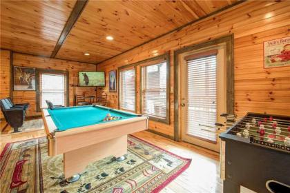 Standing Bear Lodge 5 Bedrooms Sleeps 18 Pool Table Air Hockey Hot Tub - image 12