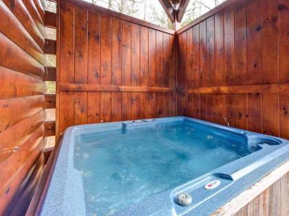 Standing Bear Lodge 5 Bedrooms Sleeps 18 Pool Table Air Hockey Hot Tub - image 2
