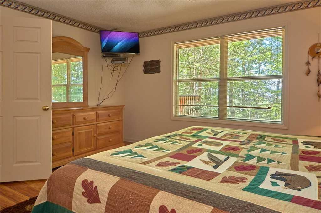 Mountain Hideaway 1 Bedroom Sleeps 2 Wood Fireplace WiFi Pool Table - image 3