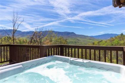 Bearly Heaven 2 Bedrooms Fireplace Hot tub WiFi Pool table Sleeps 8 Gatlinburg Tennessee