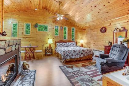 Cuddles 1 Bedroom Studio Walk to Downtown and Hiking Trails! in Gatlinburg