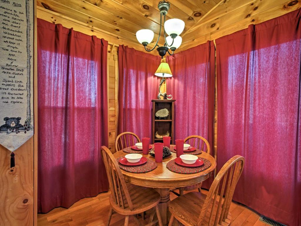 Rustic Gatlinburg Tree Top Dream Cabin with Hot Tub - main image