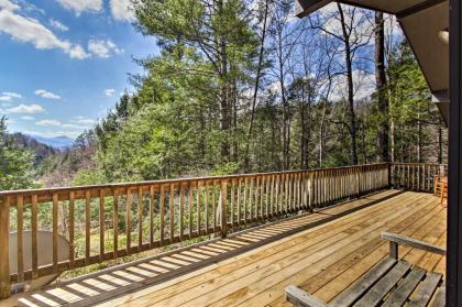 Secluded Mtn-View Cabin with Deck 2Mi to Gatlinburg