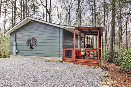 Quaint Cabin with Deck about 3 Mi to Downtown Gatlinburg!