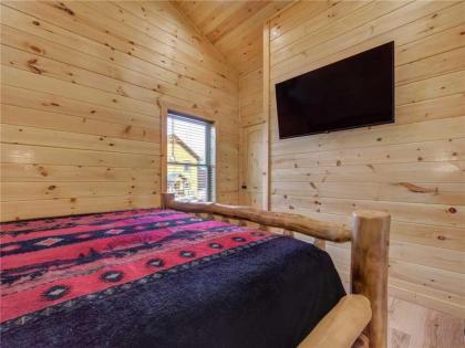 Gatlinburg Escape 5 Bedrooms Hot Tub Arcade Game Room Sleeps 16 - image 14