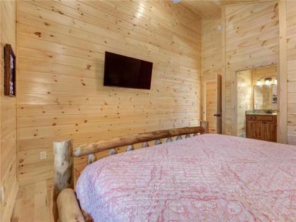 Gatlinburg Escape 5 Bedrooms Hot Tub Arcade Game Room Sleeps 16 - image 17