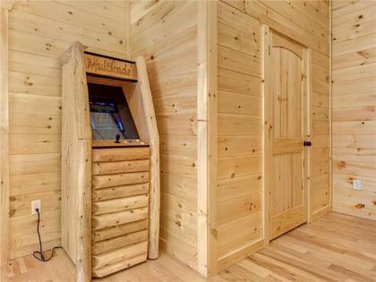 Gatlinburg Escape 5 Bedrooms Hot Tub Arcade Game Room Sleeps 16 - image 9