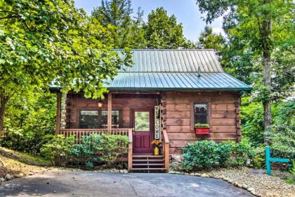Romantic Gatlinburg Studio Cabin with Hot tub and Deck Gatlinburg