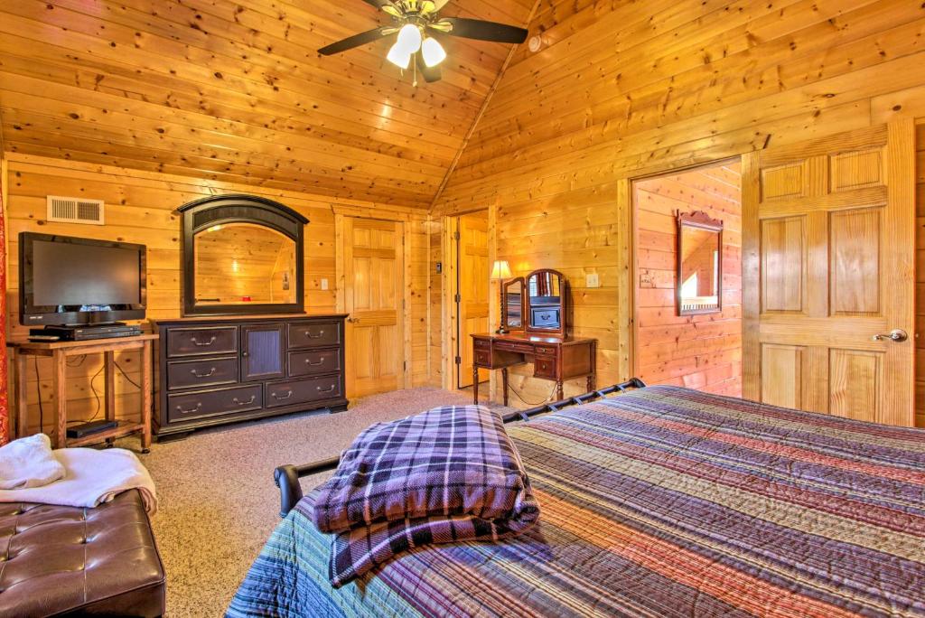 Downtown Gatlinburg Lodge with Hot Tub and Game Room! - image 3