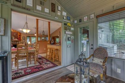 A Southern Point Of View - 3 Bedrooms 2 Baths Sleeps 8 cabin - image 6