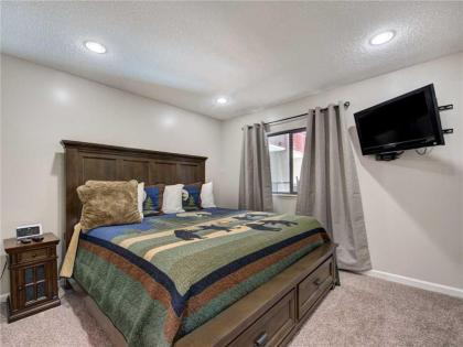 Our Mountain Home 2 Bedrooms Walk Downtown Pool Access WiFi Sleeps 4 - image 12