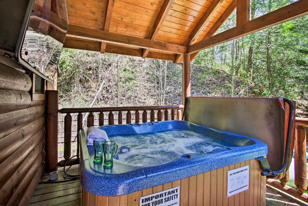 Gatlinburg High End Cabin: Hot Tub Pool Table and More! - image 4