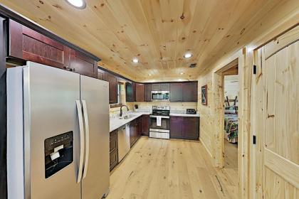 Brand-New 2BR Cabin Inside Gatlinburg City Limits cabin - image 9