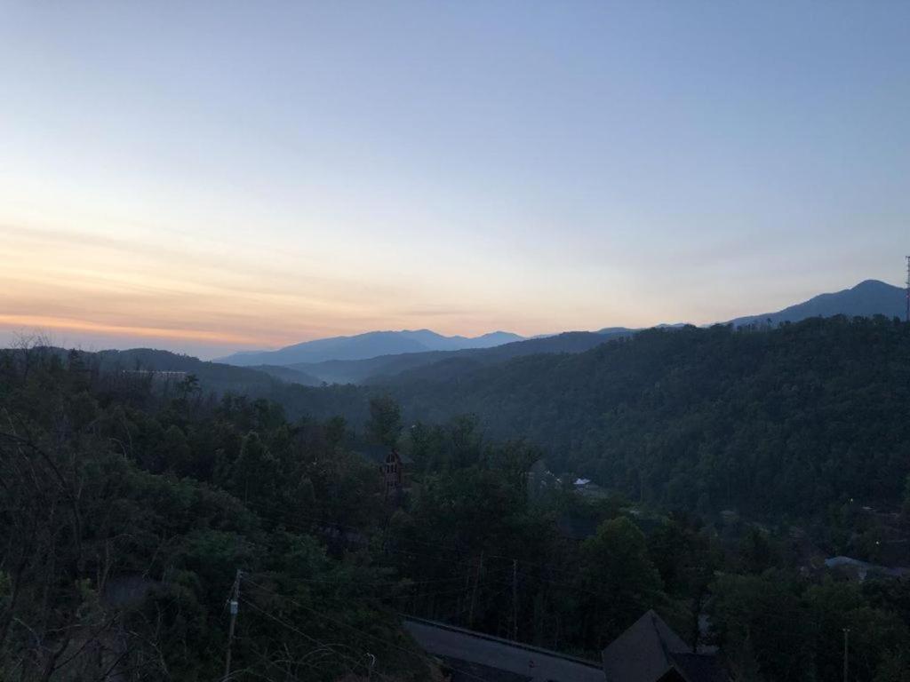 Mountain Haven - Relax & enjoy AMAZING 180 Degree Views of Mt LeConte - image 4