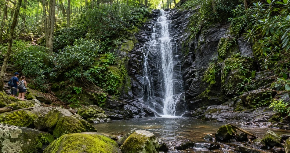 The Stops Around Gatlinburg That Make You Want to Linger