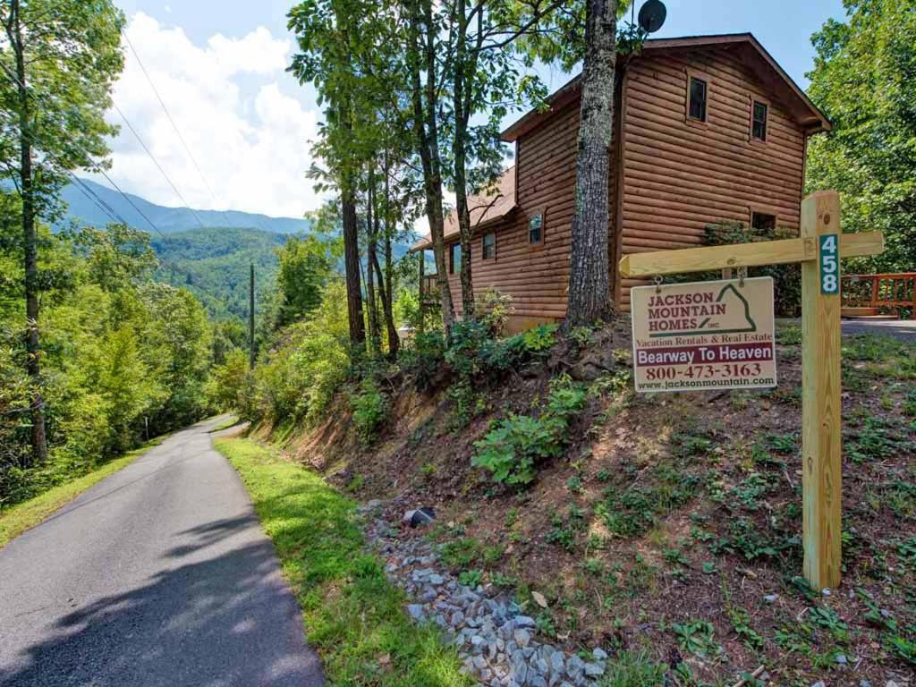 Bearway to Heaven 1 Bedroom Sleeps 4 View Pool Table Hot Tub WiFi - image 4