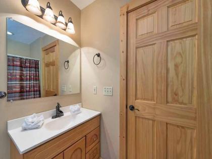 Majestic View 1 Bedroom Sleeps 2 Jetted Tub Mountain View Hot Tub - image 14