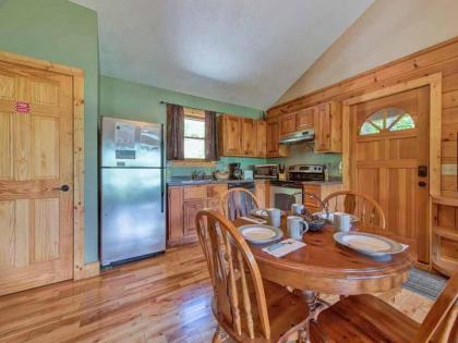 Majestic View 1 Bedroom Sleeps 2 Jetted Tub Mountain View Hot Tub - image 16
