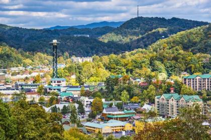 Alpine Ski Lodge 2 Bedrooms Sleeps 6 Near Ober Gatlinburg Hot Tub - image 16