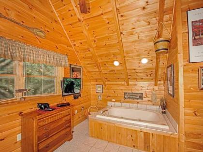 Bear Country Cabin 2 Bedrooms Sleeps 6 Private Foosball Hot Tub - image 12