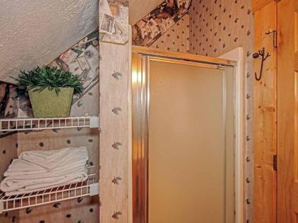 Bear Country Cabin 2 Bedrooms Sleeps 6 Private Foosball Hot Tub - image 15