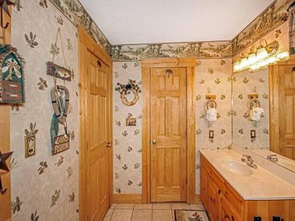 Bear Country Cabin 2 Bedrooms Sleeps 6 Private Foosball Hot Tub - image 17