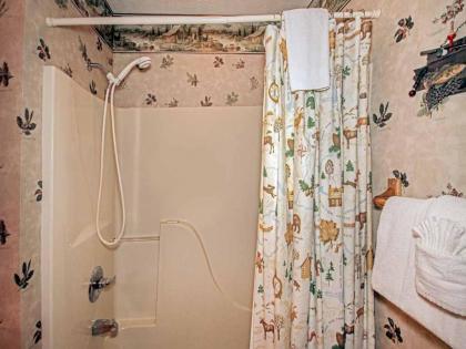 Bear Country Cabin 2 Bedrooms Sleeps 6 Private Foosball Hot Tub - image 19