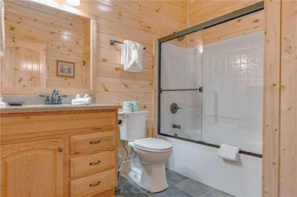 Lone Wolf Lodge 3 Bedrooms Mountain View Pool Access WiFi Sleeps 10 - image 15