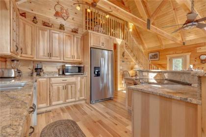 Lone Wolf Lodge 3 Bedrooms Mountain View Pool Access WiFi Sleeps 10 - image 6