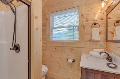 Lone Wolf Lodge 3 Bedrooms Mountain View Pool Access WiFi Sleeps 10 - image 7