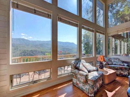 Woodshed 2 Bedrooms Sleeps 5 mountain View Jetted tub Pool Access Gatlinburg