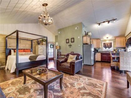 Seclusion Retreat 1 Bedroom Fireplace Hot tub Sleeps 4 Gatlinburg Tennessee