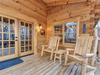 Cozy Cub Hideaway 2 BR Hot tub Pool Access Fireplace Sleeps 6 Tennessee